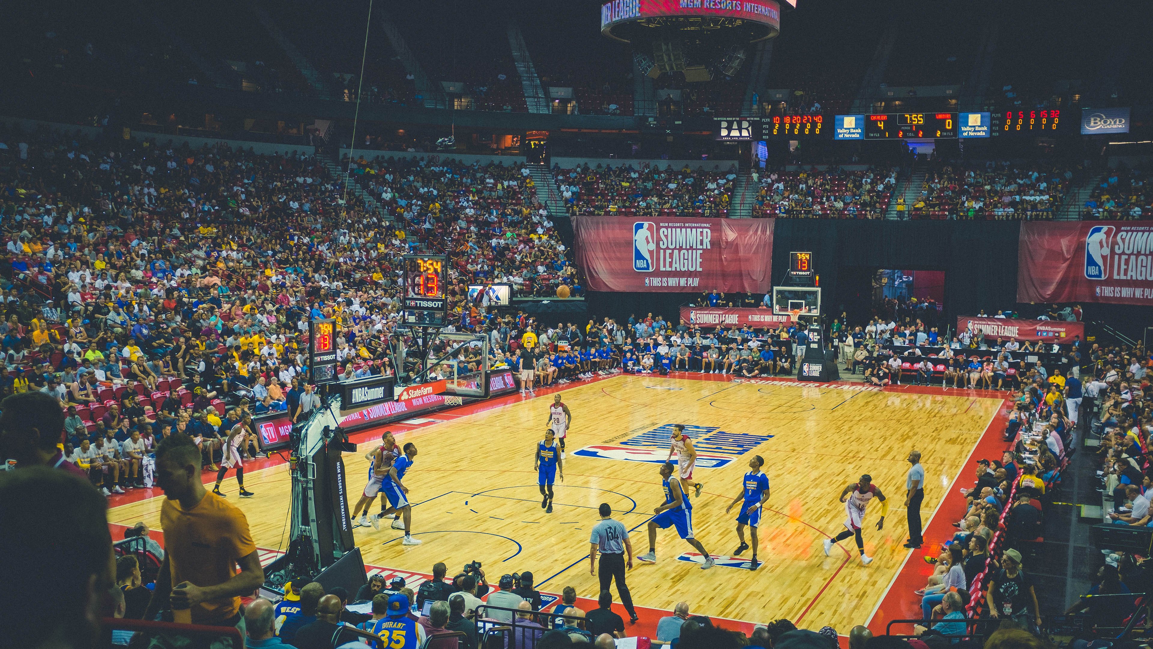 赛道与球场的双重奏，当F1争冠焦点战遇上76人对马刺的巅峰对决