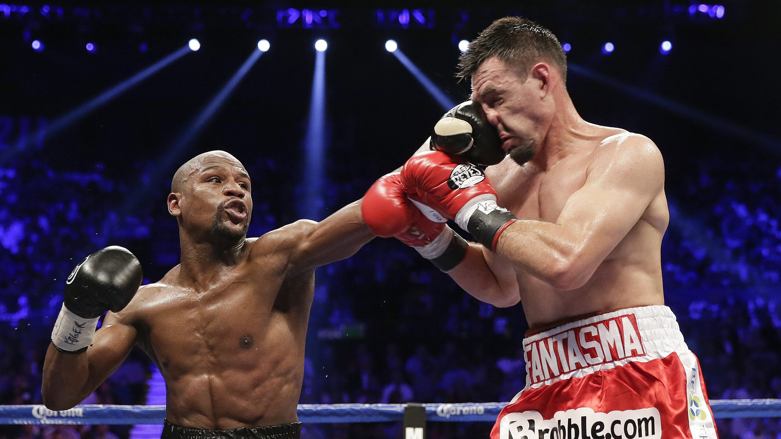 德甲争冠战之夜，迪亚斯扛起全队，一人照亮安联的寂静